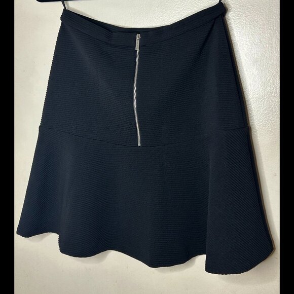 CALVIN KLEIN Elegant Flowy Black Skirt Textured Zippered Size 2 - Picture 3 of 5